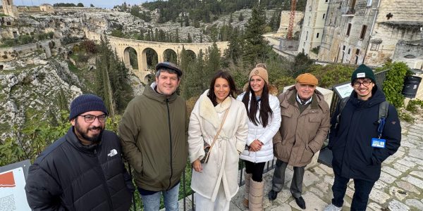 Foto de familia frente al Ponte Madonna della Stella, en Gravina in Puglia