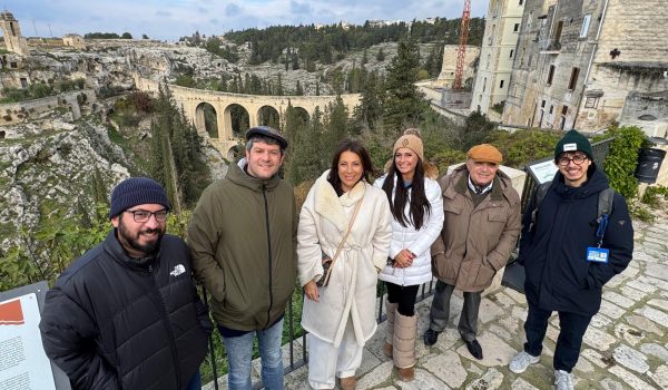 Foto de familia frente al Ponte Madonna della Stella, en Gravina in Puglia