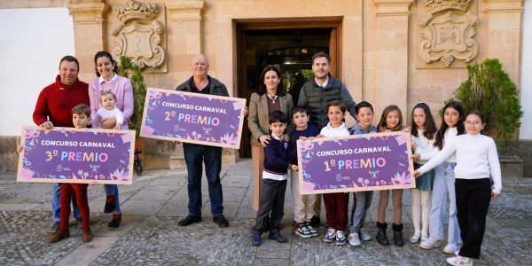 Los premiados esta mañana en la puerta del Ayuntamiento