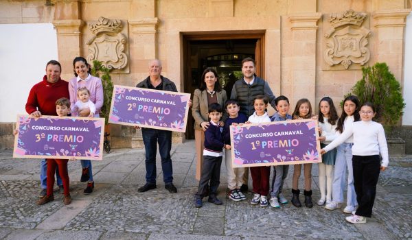 Los premiados esta mañana en la puerta del Ayuntamiento
