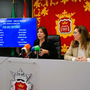 La alcaldesa, María de la Paz Fernández, y la delegada de Educación, Cristina Durán, en rueda de prensa