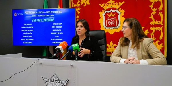 La alcaldesa, María de la Paz Fernández, y la delegada de Educación, Cristina Durán, en rueda de prensa