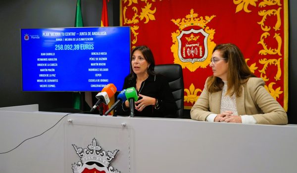La alcaldesa, María de la Paz Fernández, y la delegada de Educación, Cristina Durán, en rueda de prensa