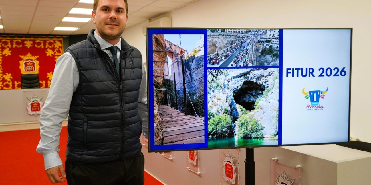 El delegado de Turismo, Ángel Martínez, en rueda de prensa