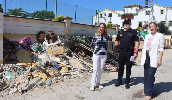 15062026 - Alicia López, Miguel Aranda, responsable de la Policía Local de Ronda_ y Mari Carmen Martínez.
