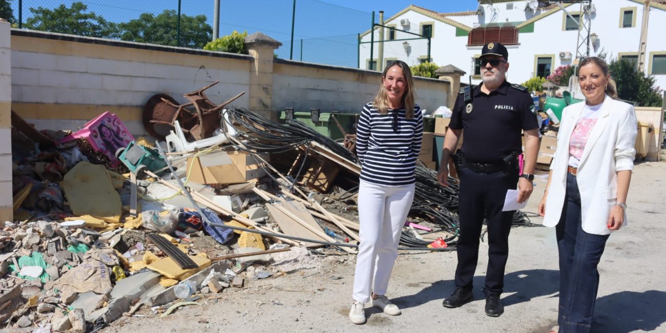 15062026 - Alicia López, Miguel Aranda, responsable de la Policía Local de Ronda_ y Mari Carmen Martínez.