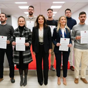 Los nuevos agentes junto a la alcaldesa, María de la Paz Fernández