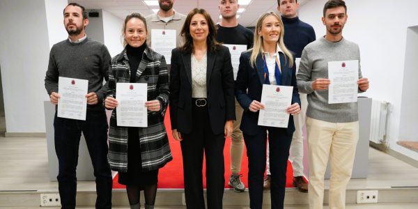 Los nuevos agentes junto a la alcaldesa, María de la Paz Fernández