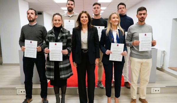 Los nuevos agentes junto a la alcaldesa, María de la Paz Fernández