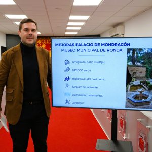 El delegado de Turismo, Ángel Martínez, en rueda de prensa