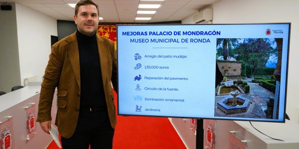 El delegado de Turismo, Ángel Martínez, en rueda de prensa