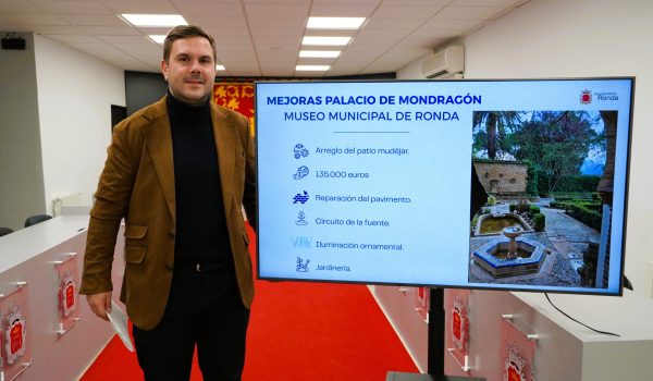 El delegado de Turismo, Ángel Martínez, en rueda de prensa