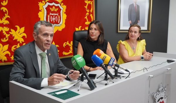 Fernández, con Luis Grau, director de la UNED en Málaga_ y Margarita Pavía, delegada municipal de Universidades.