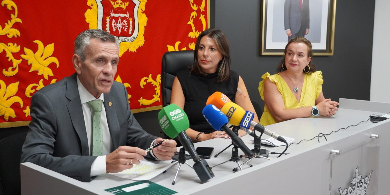 Fernández, con Luis Grau, director de la UNED en Málaga_ y Margarita Pavía, delegada municipal de Universidades.