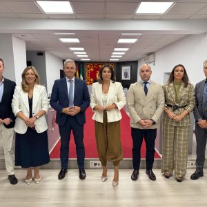 Foto de familia tras la firma del convenio