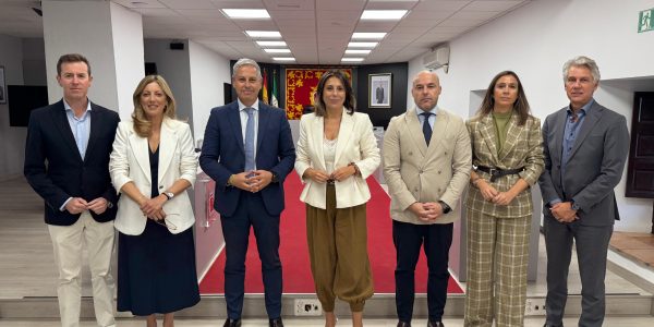 Foto de familia tras la firma del convenio