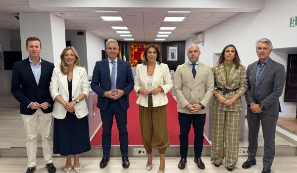 Foto de familia tras la firma del convenio