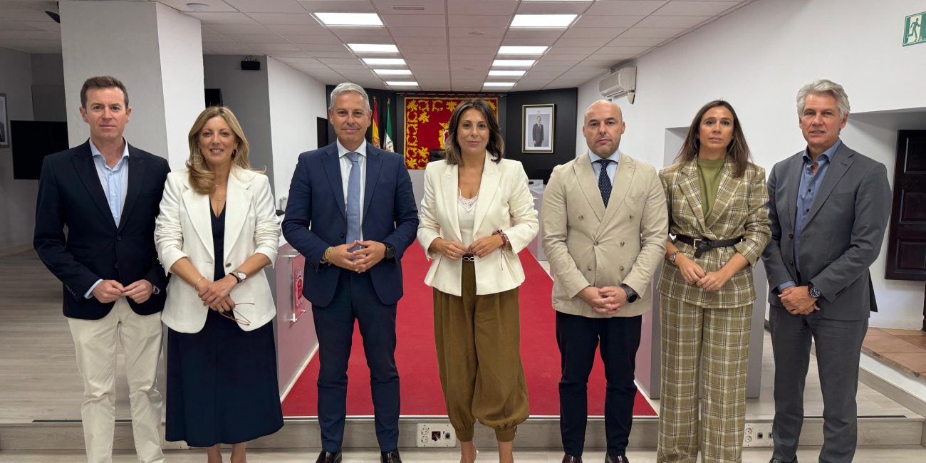 Foto de familia tras la firma del convenio