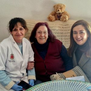 La delegada Cristina Durán, haciendo entrega de uno de los regalos