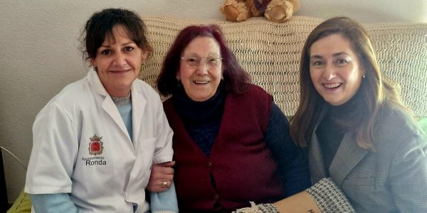 La delegada Cristina Durán, haciendo entrega de uno de los regalos