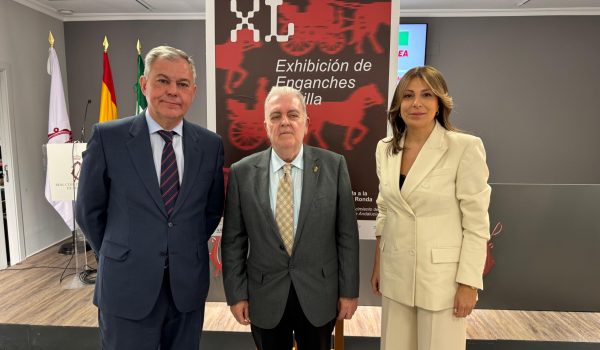 De izquierda a derecha: José Luiz Sanz, alcalde de Sevilla; Jesús Contreras, presidente del RCEA; y María de la Paz Fernández, alcaldesa de Ronda