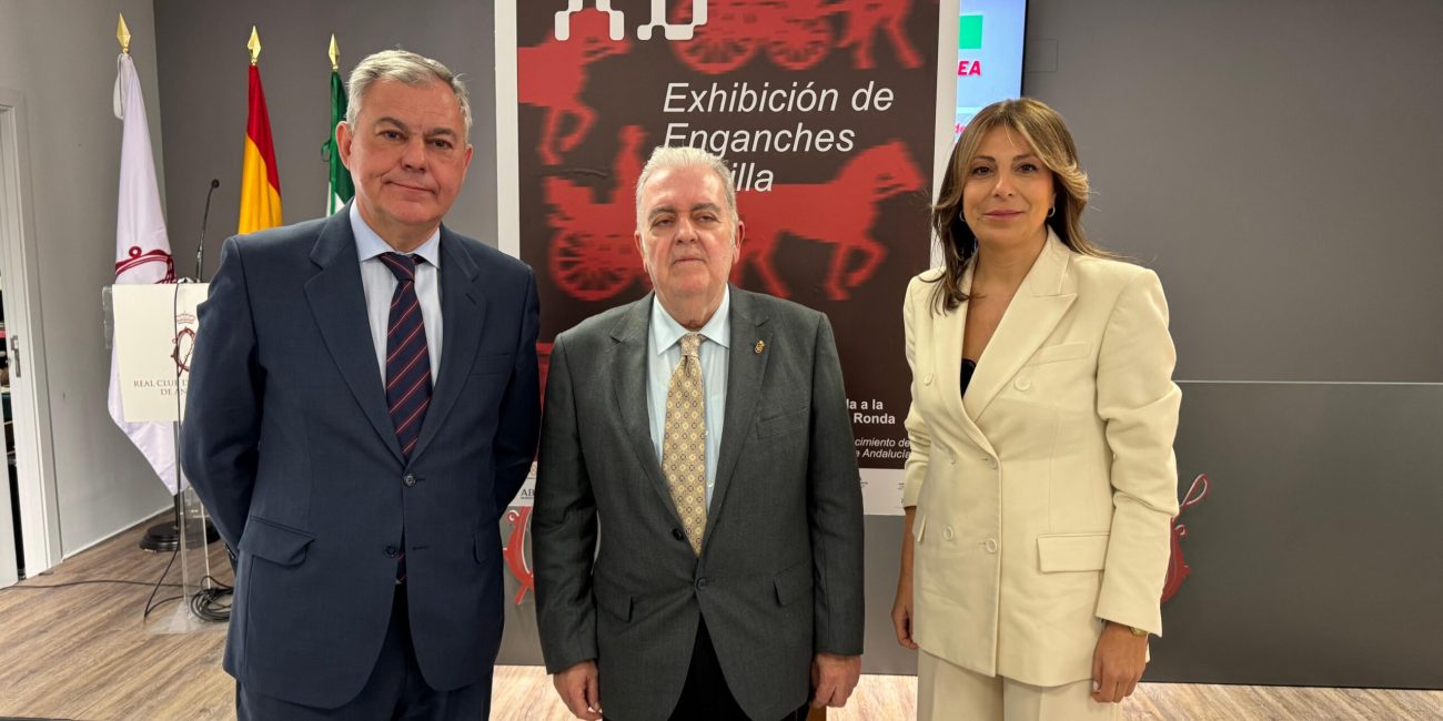 De izquierda a derecha: José Luiz Sanz, alcalde de Sevilla; Jesús Contreras, presidente del RCEA; y María de la Paz Fernández, alcaldesa de Ronda