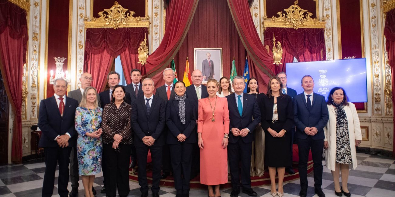 Foto de familia de las personas y entidades distinguidas