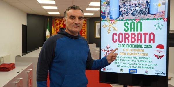El concejal de Deportes, Bernardo Crespo, en rueda de prensa