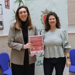 La delegada de APAM en Ronda, Auxiliadora Chacón, junto a la concejal de Asuntos Sociales, Cristina Durán