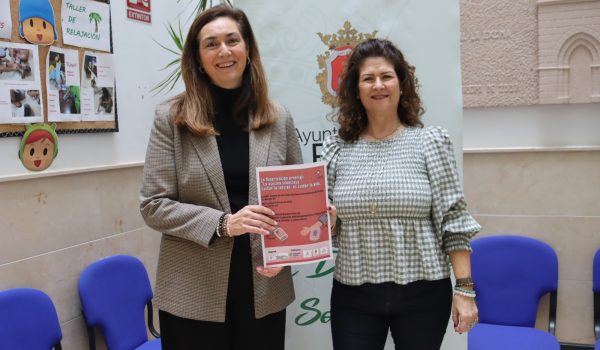 La delegada de APAM en Ronda, Auxiliadora Chacón, junto a la concejal de Asuntos Sociales, Cristina Durán