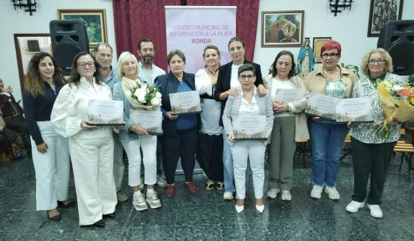 Las mujeres reconocidas fueron María Laín Gamarro, de La Cimada; Mercedes Carrasco Jiménez, de Fuente la Higuera; María López Perálvarez, de La Indiana; Paula Domínguez García, de Los Villalones; Encarnación Gil Becerra, de Puerto Saúco; Paci Fuentes Becerra, de Los Prados; y María Ángeles Higuero Viñas, de Llano de la Cruz.