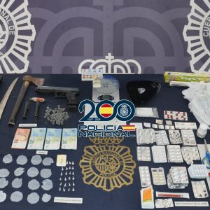 Los agentes pudieron intervenir más de una veintena de papelinas, dinero en efectivo o un arma simulada, entre otros