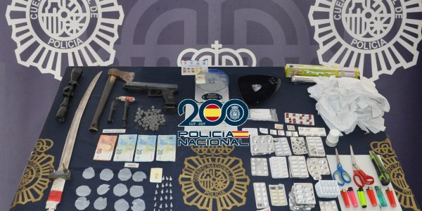 Los agentes pudieron intervenir más de una veintena de papelinas, dinero en efectivo o un arma simulada, entre otros