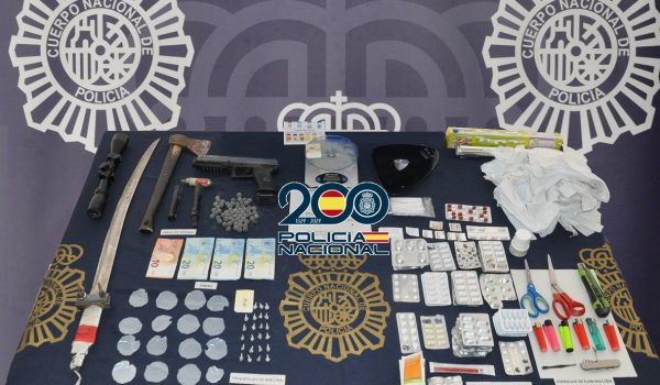 Los agentes pudieron intervenir más de una veintena de papelinas, dinero en efectivo o un arma simulada, entre otros