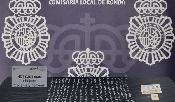 Uno de los detenidos intentó deshacerse de la mercancía ante la presencia policial