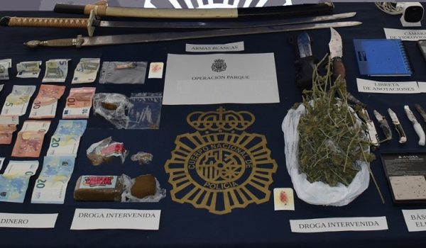 Los investigadores efectuaron la entrada en la vivienda en un dispositivo con apoyo de Policía Científica, Guías Caninos, UPR y patrullas del GAC