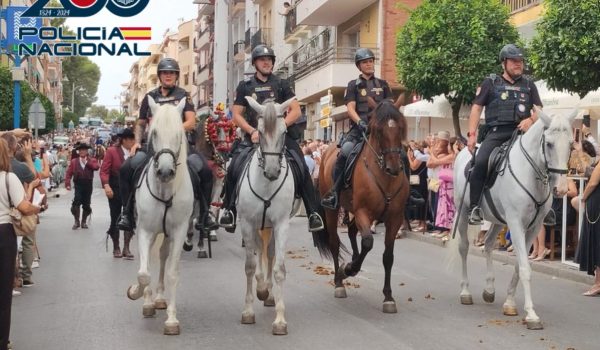 Agentes de la Policía Nacional a caballo durante los festejos