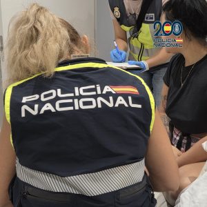 Se han practicado registros en dos casas de citas en pisos del centro de la ciudad rondeña y en otros dos domicilios vinculados a los investigados