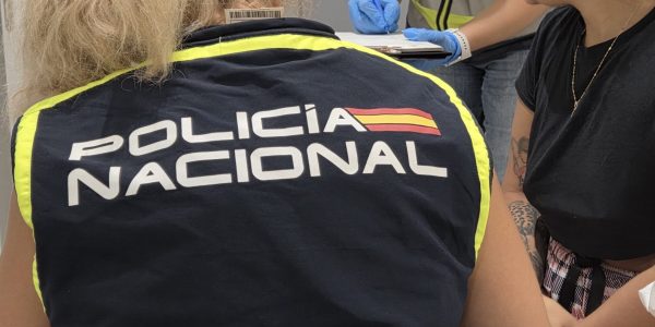 Se han practicado registros en dos casas de citas en pisos del centro de la ciudad rondeña y en otros dos domicilios vinculados a los investigados