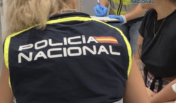 Se han practicado registros en dos casas de citas en pisos del centro de la ciudad rondeña y en otros dos domicilios vinculados a los investigados