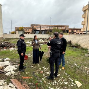 La alcaldesa, responsables de la Policía Local y los delegados de Tráfico y Seguridad Ciudadana en la parcela donde se trasladará el depósito de vehículos de la grúa municipal.