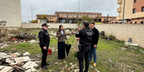 La alcaldesa, responsables de la Policía Local y los delegados de Tráfico y Seguridad Ciudadana en la parcela donde se trasladará el depósito de vehículos de la grúa municipal.