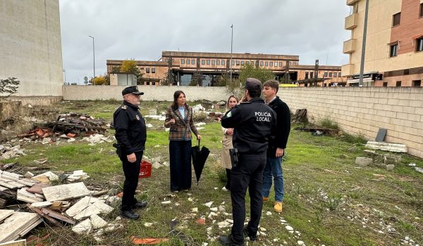 La alcaldesa, responsables de la Policía Local y los delegados de Tráfico y Seguridad Ciudadana en la parcela donde se trasladará el depósito de vehículos de la grúa municipal.