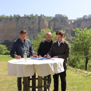 En la presentación de este mediodía han estado presentes el responsable de Samsara Wines, Pablo Chacón; el dos estrellas Michelin, Benito Gómez, y el delegado de Turismo, Ángel Martínez