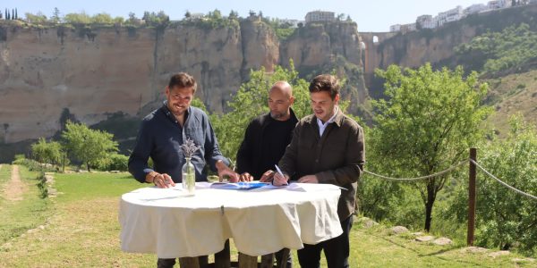 En la presentación de este mediodía han estado presentes el responsable de Samsara Wines, Pablo Chacón; el dos estrellas Michelin, Benito Gómez, y el delegado de Turismo, Ángel Martínez