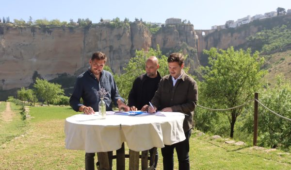 En la presentación de este mediodía han estado presentes el responsable de Samsara Wines, Pablo Chacón; el dos estrellas Michelin, Benito Gómez, y el delegado de Turismo, Ángel Martínez