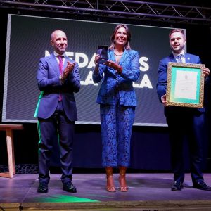 Fernández recogió la Medalla, de la mano del alcalde de Grazalema y junto con el concejal Ángel Martínez.