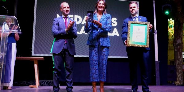 Fernández recogió la Medalla, de la mano del alcalde de Grazalema y junto con el concejal Ángel Martínez.