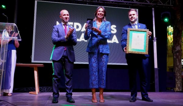 Fernández recogió la Medalla, de la mano del alcalde de Grazalema y junto con el concejal Ángel Martínez.