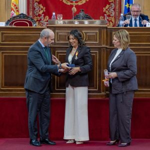 22102026 - Momento de la imposición por parte del presidente del Senado y la presidente de la AVT.